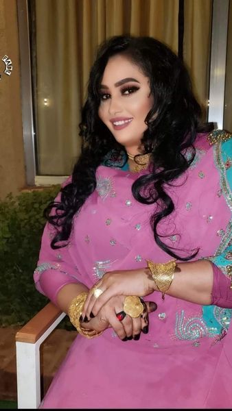 شاهد بالفيديو.. الفنانة رحاب عذاب تحصل على أموال “نقطة” عبر تطبيق “بنكك” أثناء إحيائها حفل ببورتسودان