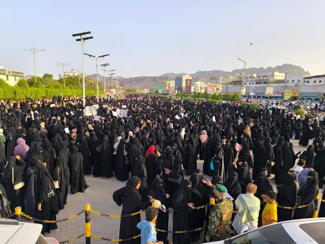 عدن.. مظاهرة نسائية حاشدة تندد بانهيار الخدمات وتفاقم أزمة الكهرباء