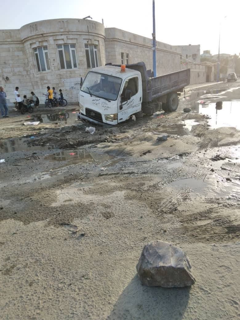 شاهد بالصور.. حدوث امر مؤسف أمام منزل الرئيس السابق هادي بعدن