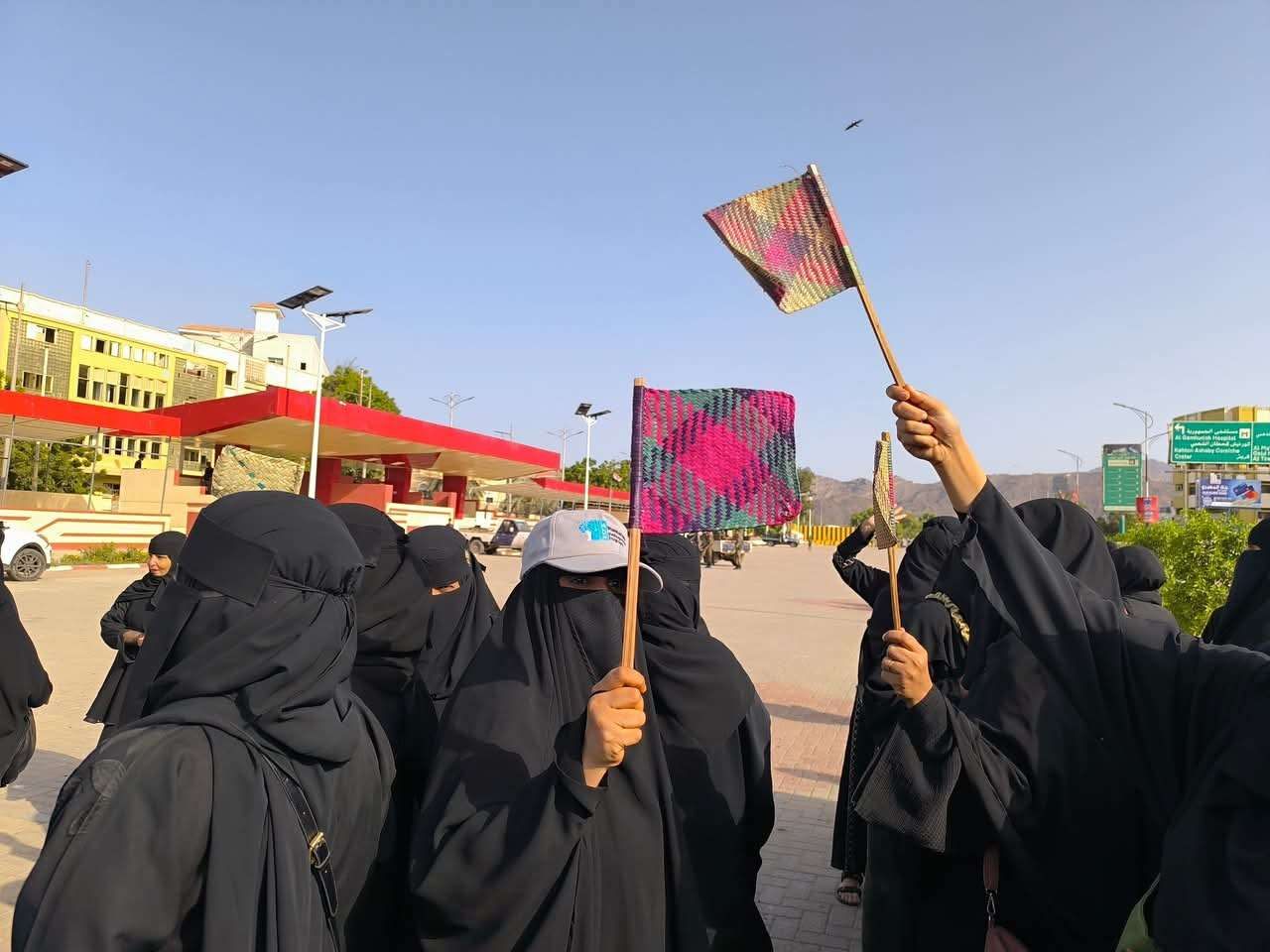 لاول مرة رفع رمز عدن بالمظاهرة النسائية قبل قليل(صورة)