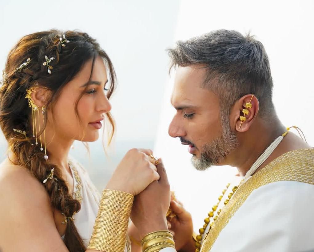 عبد الفتاح جريني يثير حيرة جمهوره بصورة مع نجوم بوليوود… فما السر؟