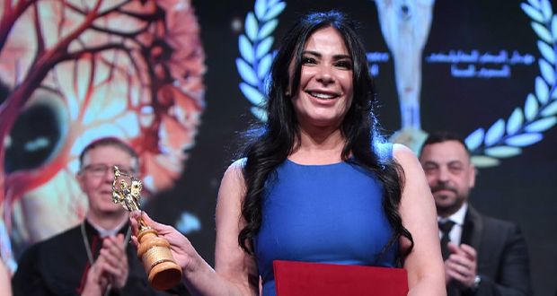 منى زكي بعد تكريمها من المركز الكاثوليكي: “وسام أعتز به”