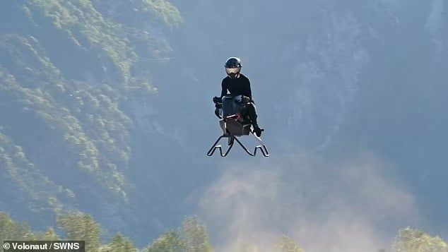 تكنولوجيا: أول دراجة طائرة على غرار حرب النجوم تصل لسرعة 124 ميلاً في الساعة.. صور