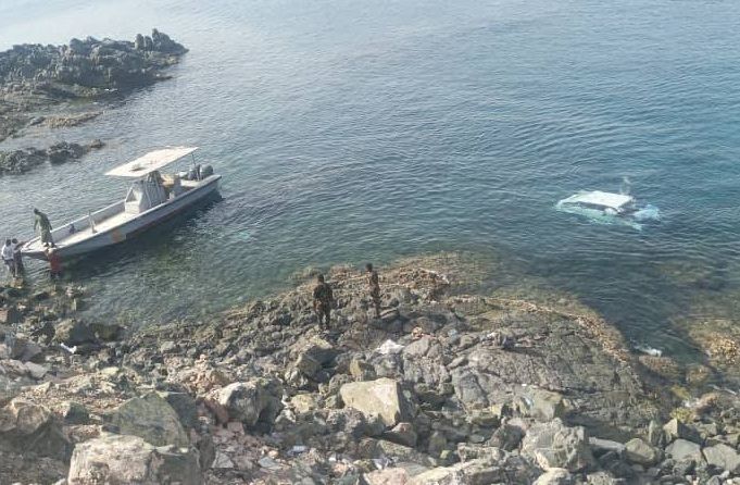 حضرموت.. وفاة شخص وإنقاذ آخر إثر انقلاب مركبة وسقوطها في عرض البحر بالمكلا