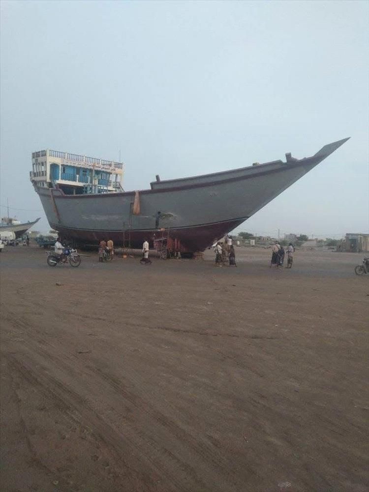 شاب من تعز ينجح في صناعة أول سفينة يمنية بهذا الحجم في المخا