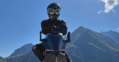 تكنولوجيا: أول دراجة طائرة على غرار حرب النجوم تصل لسرعة 124 ميلاً في الساعة.. صور