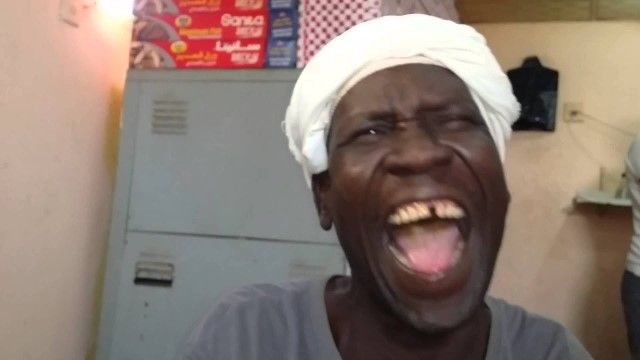 شاهد بالفيديو.. نجم السوشيال ميديا طارق جيبو: (أنا قنعت من الهلال لأنه فريق لا يرجى منه شيء وسأتجه لتشجيع المريخ فريق البطولات)