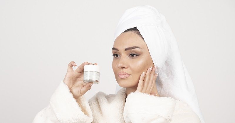 أخطاء ترتكبها العروس قبل زفافها تفسد مكياجها.. تجنبيها لإطلالة مثالية