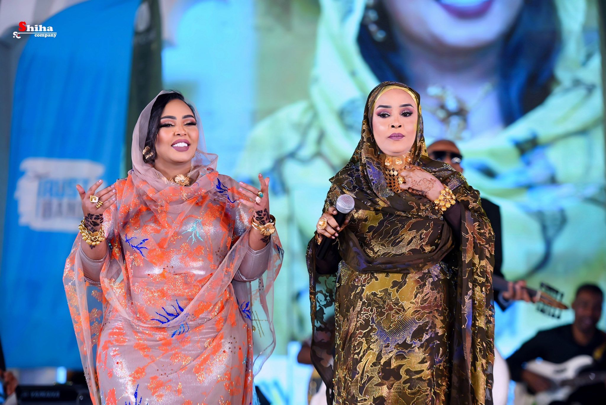 شاهد بالصورة والفيديو.. بعد أن شاركتها الغناء في حفلها الجماهيري بالقاهرة.. الفنانة هدى عربي تتغزل في “بلوبلو”: (في فنان بخلي الغناء بس الغناء ما بخليهو وفي فنان الغناء بخليهو رغم انه بكون عايز لسة)