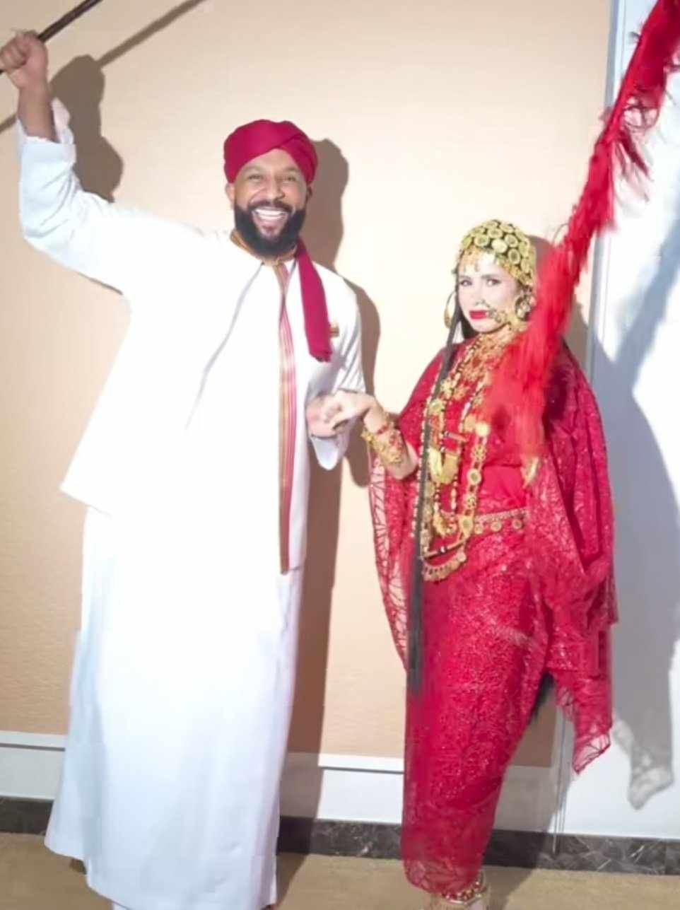 شاهد بالصور والفيديو..  (لما أكون سورية وجوزي سوداني لازم ألبس الجرتق).. عروس سورية تنشر مقطع مع عريسها السوداني والجنس اللطيف يسخر: (وتتواصل عمليات الشفشفة لمنتجاتنا وخيراتنا ونحنا بنتفرج)