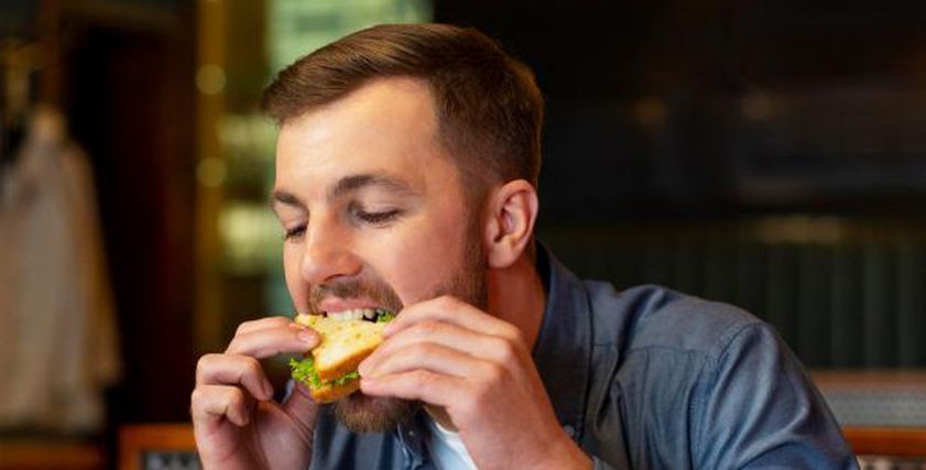 أطعمة تضر صحتك وتعكر مزاجك في الصباح.. أسوأ خيارات الفطار