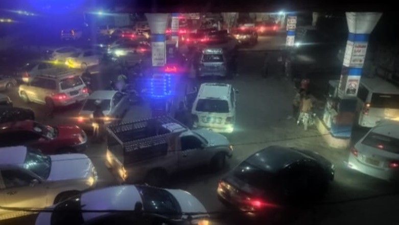 عودة طوابير الوقود في مناطق الحوثي بعد إنذار إسرائيلي بإخلاء موانئ الحديدة
