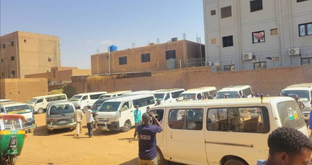 شاهد بالصور.. الخرطوم تتعافى.. 50 حافلة تنقل المواطنين مجاناً من “الجرافة” حتى السوق العربي يومياً دعماً للقوات المسلحة والقوات المساندة لها