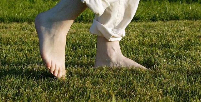 فوائد «التأريض» في تحسين النوم.. ما تأثيره على الصحة العامة؟