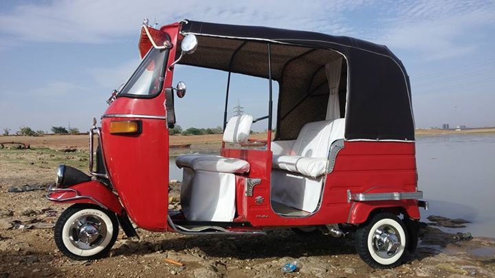 بالفيديو.. بعد أن حاول صاحبها إستعراض مهاراته في الشارع العام.. انقلاب “ركشة” بإحدى المدن السودانية والسائق يخرج من الحادث وهو يضحك ساخراً من نفسه