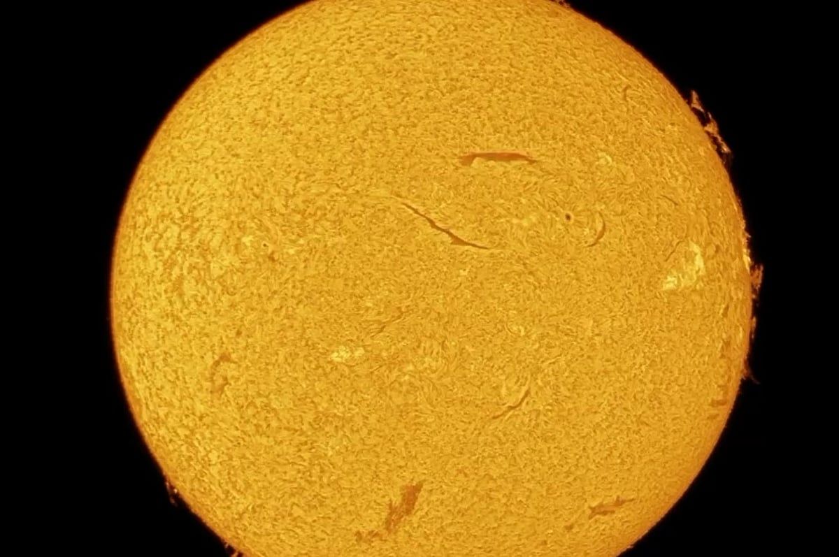 مرصد الختم الفلكي يوثّق ألسنة اللهب الشمسية من أبو ظبي في مشهد نادر