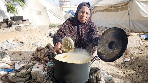 «خيرية الشارقة» تطلق مبادرة لتوفير المياه والغذاء لأهالي غزة