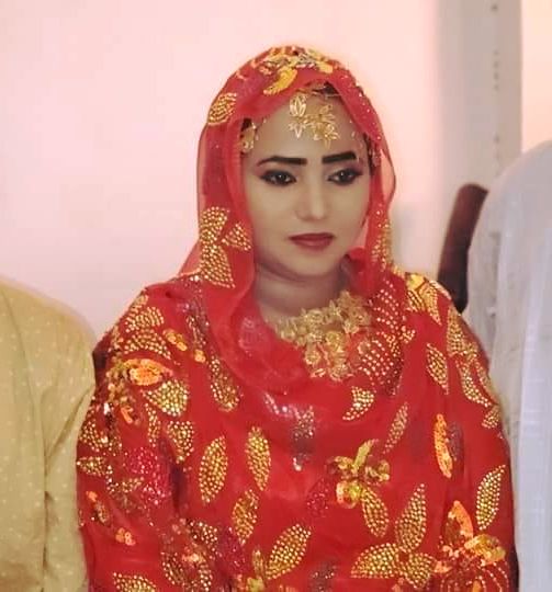 شاهد بالفيديو.. في تصرف حكيم.. الفنانة فهيمة عبد الله ترفض الغناء بعد ارتفاع صوت الرصاص خلال حفل أحيته بإحدى المدن السودانية