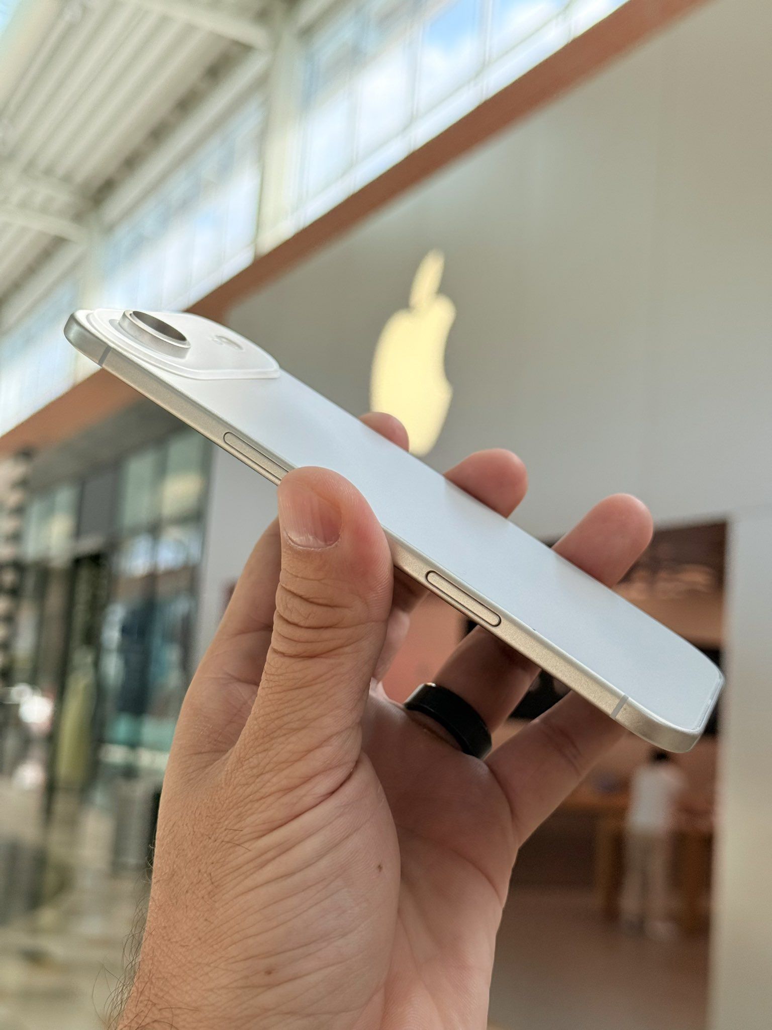 تكنولوجيا: تسريبات تكشف تصميم هاتف iPhone 17 Air الأخف وزنًا من أبل.. صور