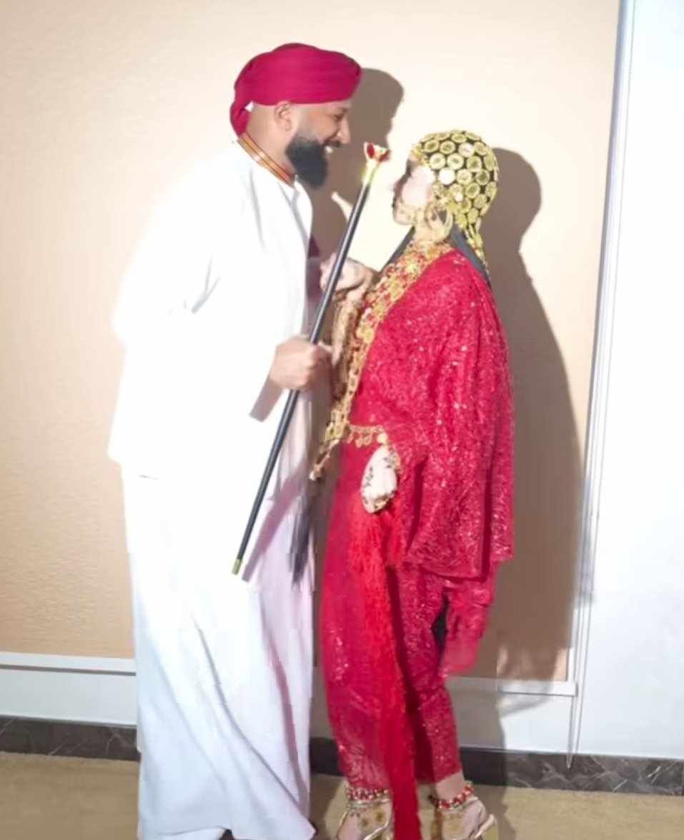 شاهد بالصور والفيديو..  (لما أكون سورية وجوزي سوداني لازم ألبس الجرتق).. عروس سورية تنشر مقطع مع عريسها السوداني والجنس اللطيف يسخر: (وتتواصل عمليات الشفشفة لمنتجاتنا وخيراتنا ونحنا بنتفرج)