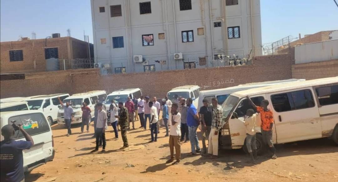 شاهد بالصور.. الخرطوم تتعافى.. 50 حافلة تنقل المواطنين مجاناً من “الجرافة” حتى السوق العربي يومياً دعماً للقوات المسلحة والقوات المساندة لها