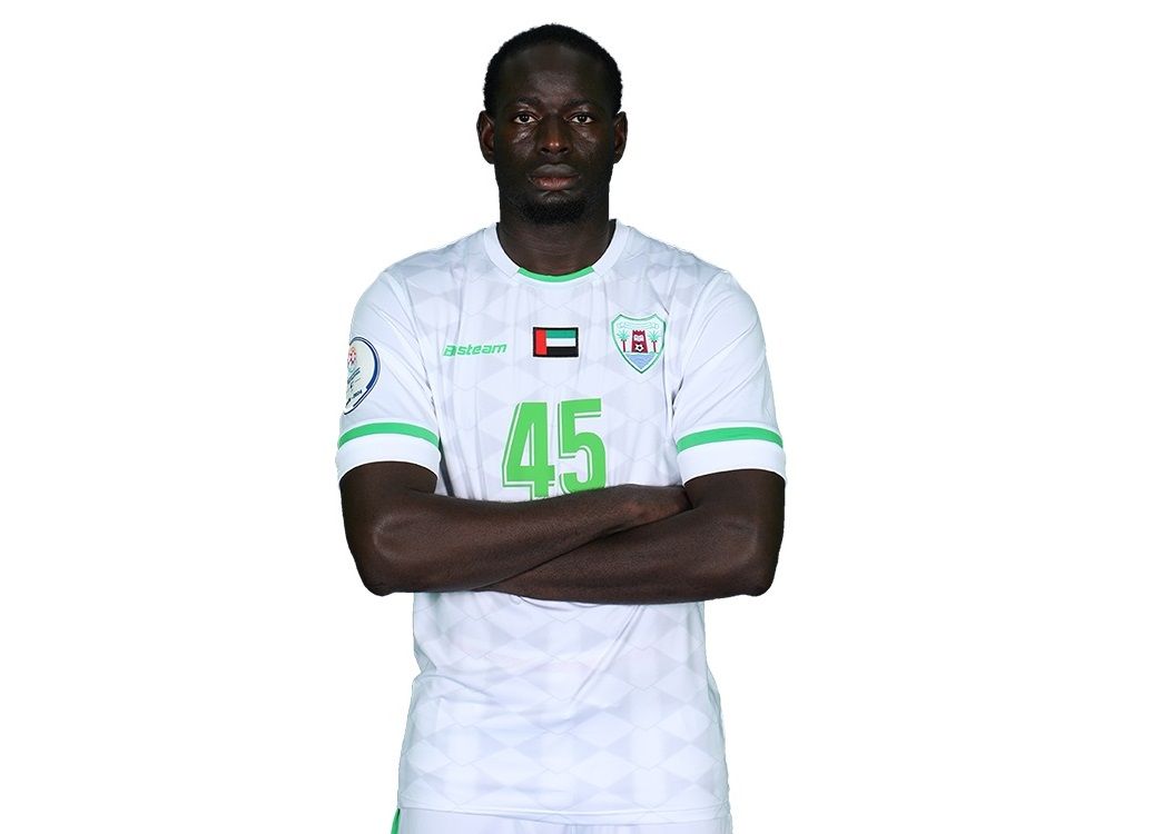 الامارات | دخل الملعب وخرج مطروداً بعد 15 ثانية.. واقعة نادرة في ملاعب الإمارات (فيديو)