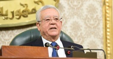 رئيس مجلس النواب للأعضاء: "عايزين سيستم أو طريقة تمنع النائب يقوم من مكانه"