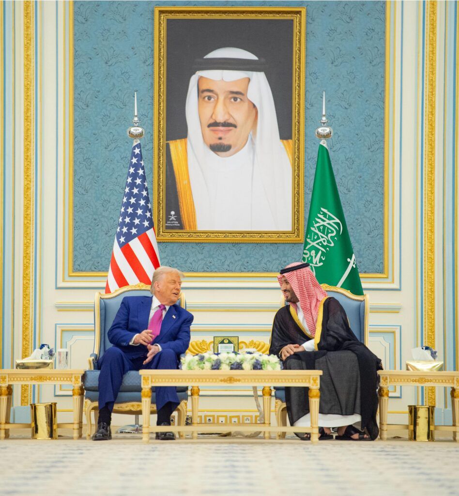 السعودية | سمو ولي العهد يستقبل رئيس الولايات المتحدة الأمريكية في الديوان الملكي بقصر اليمامة ويقيم مأدبة غداء رسمية تكريمًا لفخامته