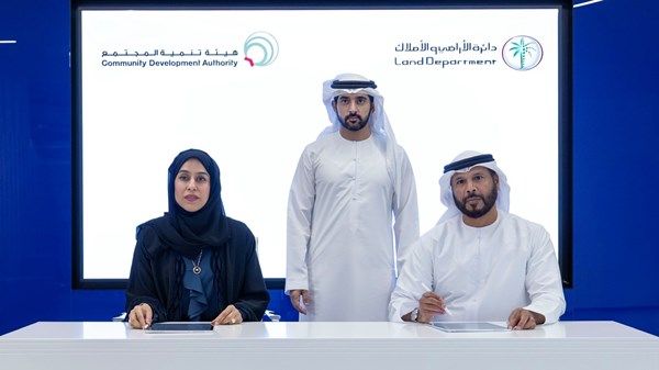 حمدان بن محمد يشهد توقيع اتفاقية بين «أراضي دبي» و«هيئة تنمية المجتمع»