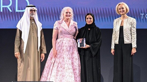 برعاية وحضور نهيان بن مبارك.. مدرسة الجالية الأميركية في أبوظبي تكرم لبنى القاسمي بجائزة القيادة المجتمعية