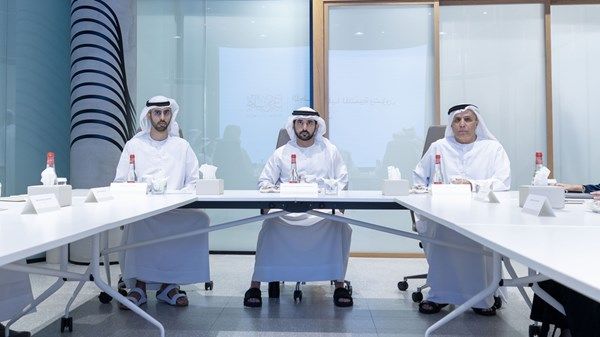 حمدان بن محمد يعتمد الخطة التنفيذية لمصارف الأوقاف المجتمعية ومبادرة «ذخر للمتقاعدين»