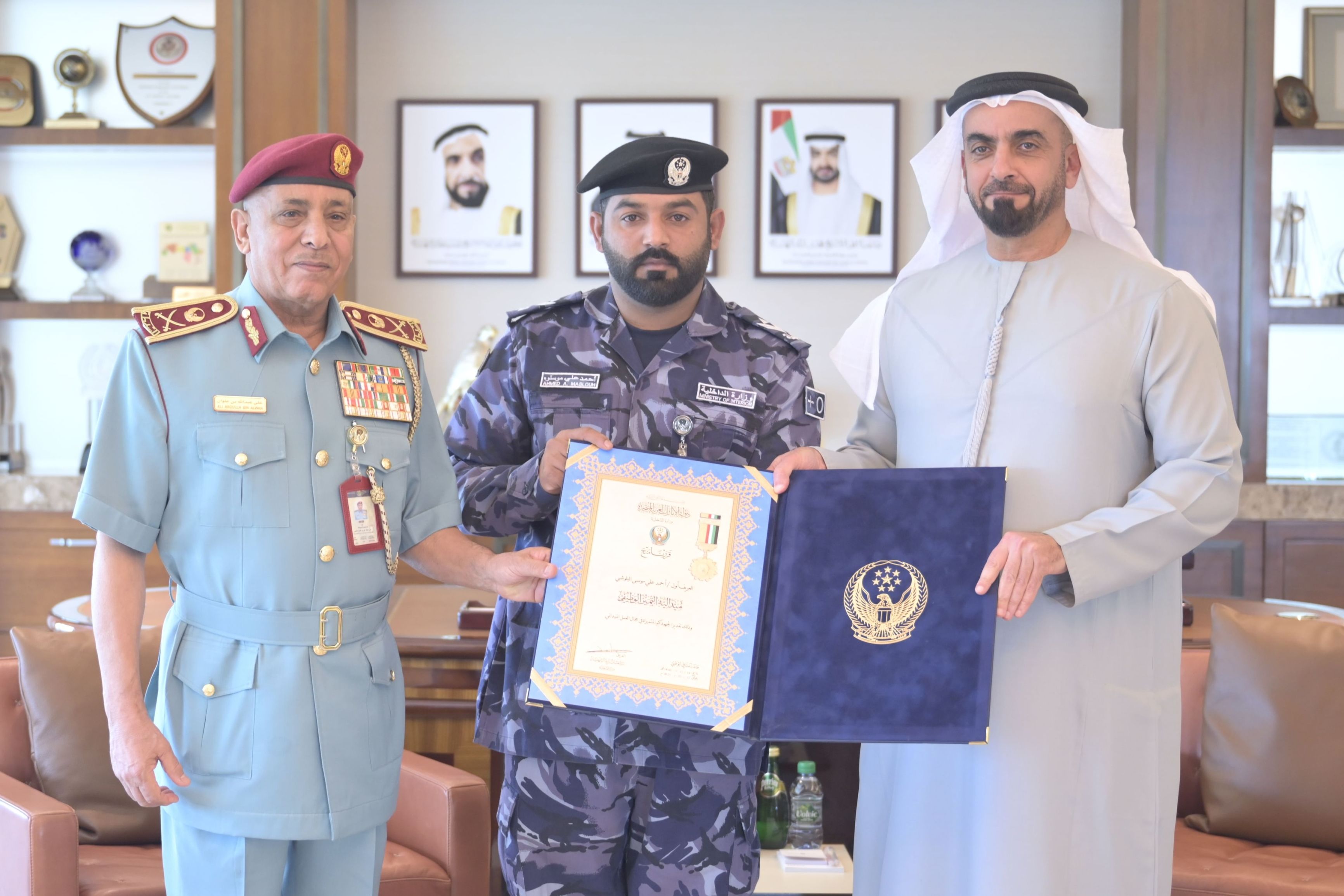 الامارات | سيف بن زايد يكرم شرطياً من شرطة رأس الخيمة تقديراً لشجاعته