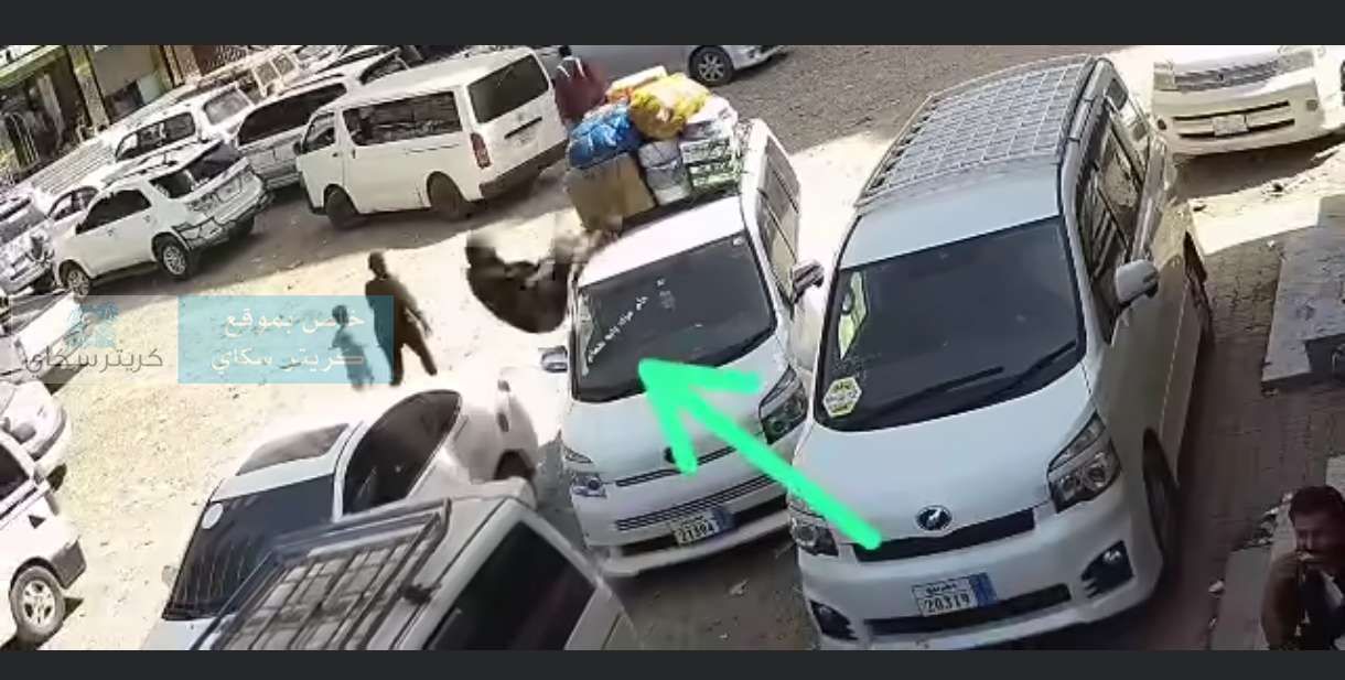 شاهد.. وفاة مسن لحظة قيامه بربط الامتعة فوق باص بعدن