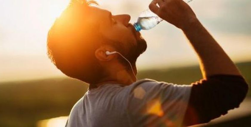 الجفاف يهدد القلب والدماغ.. موجات الحر تكشف الوجه الخطير لنقص السوائل في الجسم