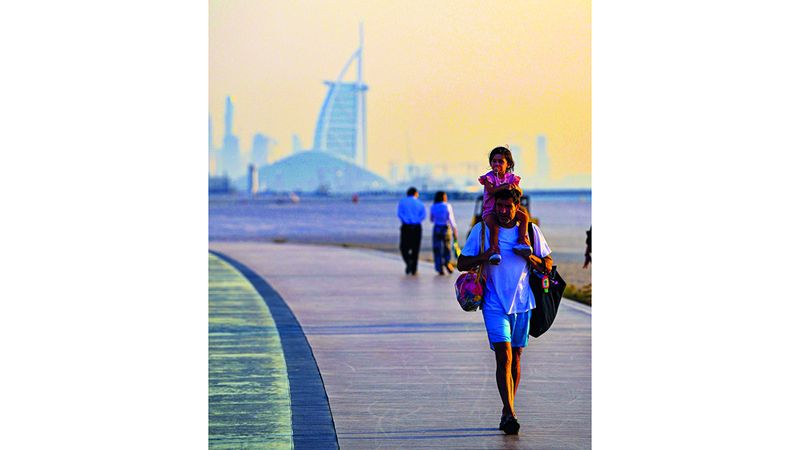الامارات | على كتفَي «الأب الحنون» في شاطئ جميرا