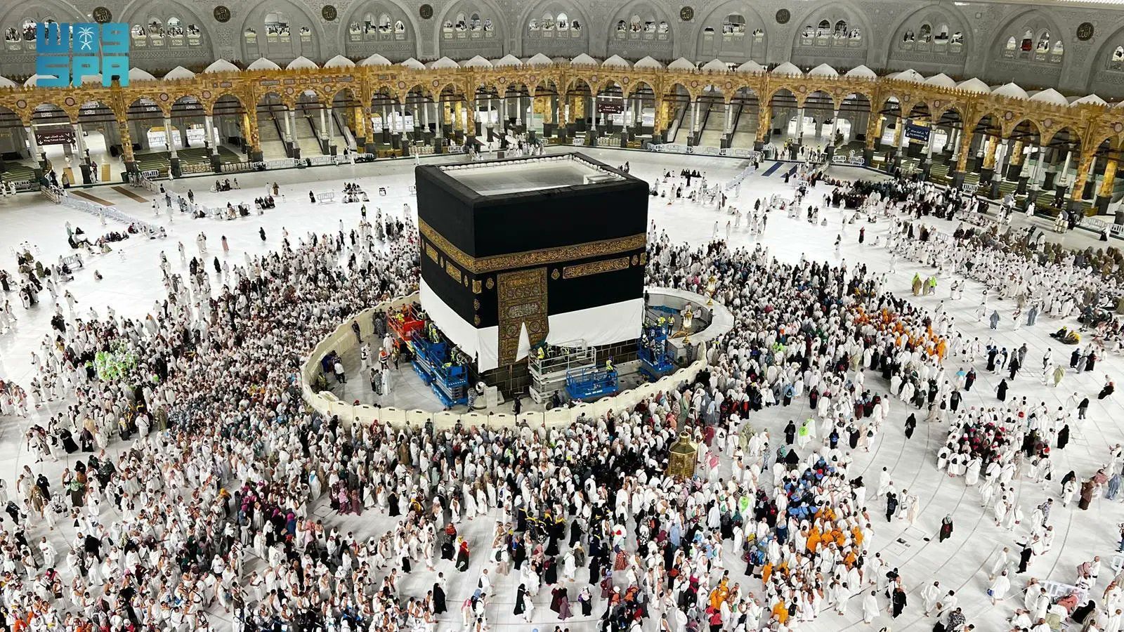 الامارات | رفع كسوة الكعبة المشرفة استعدادًا لموسم الحج