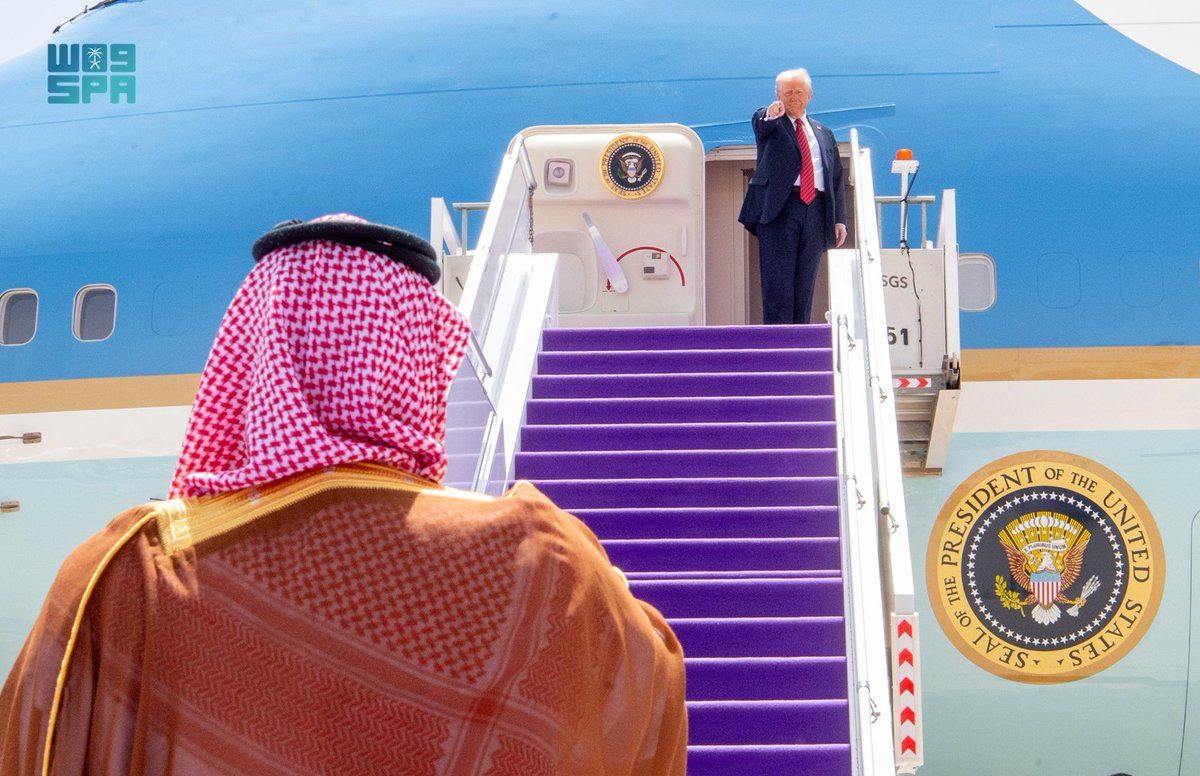 ترامب يغادر الرياض وولي العهد في مقدمة مودعيه.. فيديو وصور