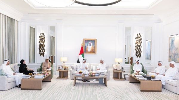 حمدان بن زايد يستقبل وفداً من دائرة تنمية المجتمع ويشيد بجهودها في تعزيز التماسك المجتمعي