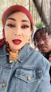 شاهد بالفيديو.. التيكتوكر السودانية الشهيرة خديجة أمريكا تظهر في مقطع حديث مع زوجها “حامد” وتتغزل فيه: (عسلي وقلبي الله يخليك ليا وتشيل العليا) والأخير يرد عليها: (كل شيء بيد الله)