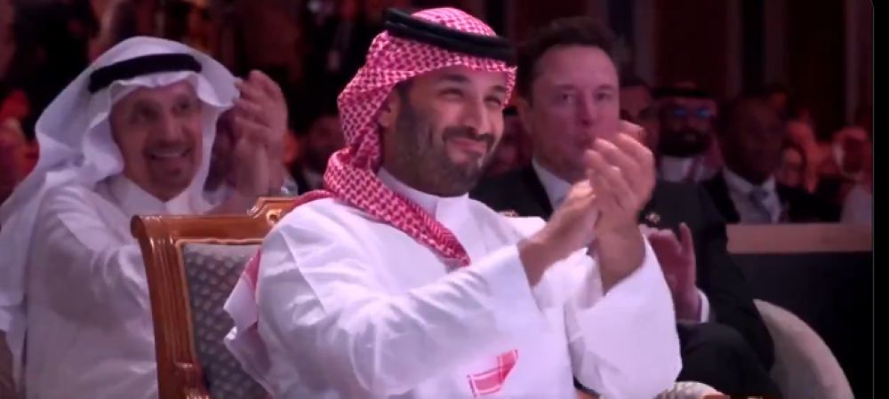 شاهد| سعادة وتصفيق حار من ولي العهد بعد إعلان رفع العقوبات عن سوريا