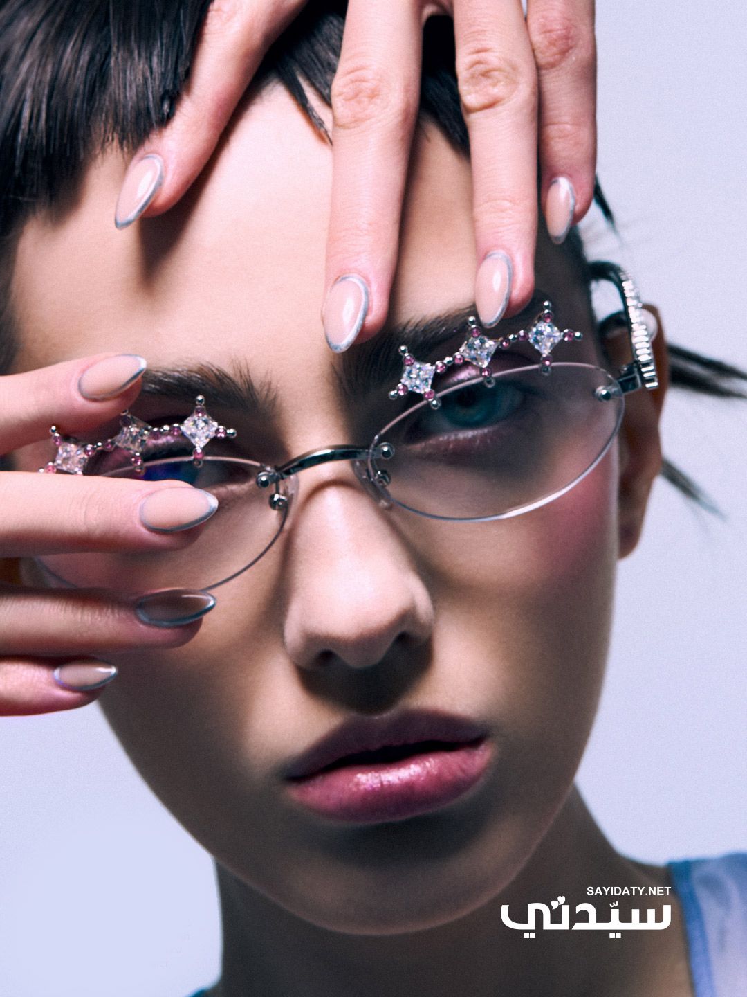 جلسة تصوير خاصة بـ الخليج 365.. مكياج ربيعي بتدرجات معدنية