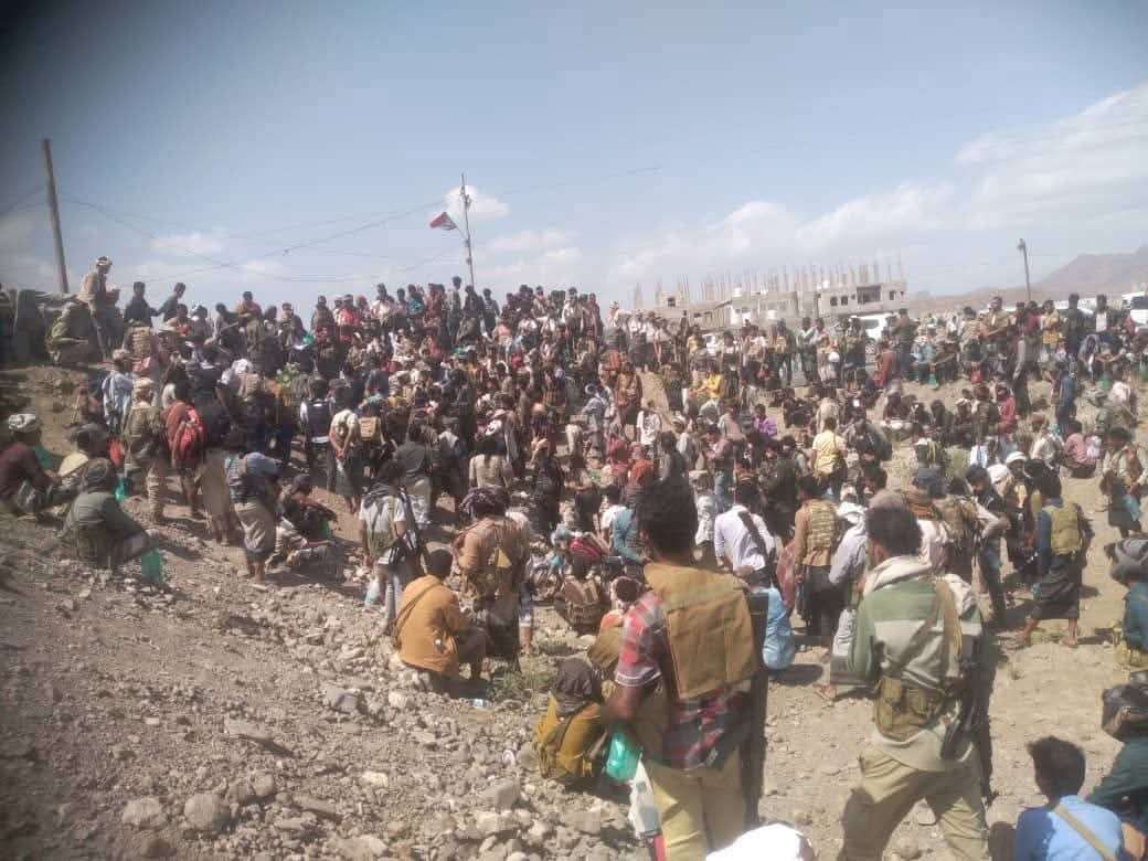 احتشاد المئات من المسلحين بقاعدة العند(صورة)