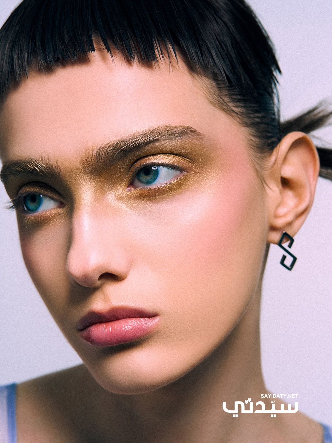جلسة تصوير خاصة بـ الخليج 365.. مكياج ربيعي بتدرجات معدنية