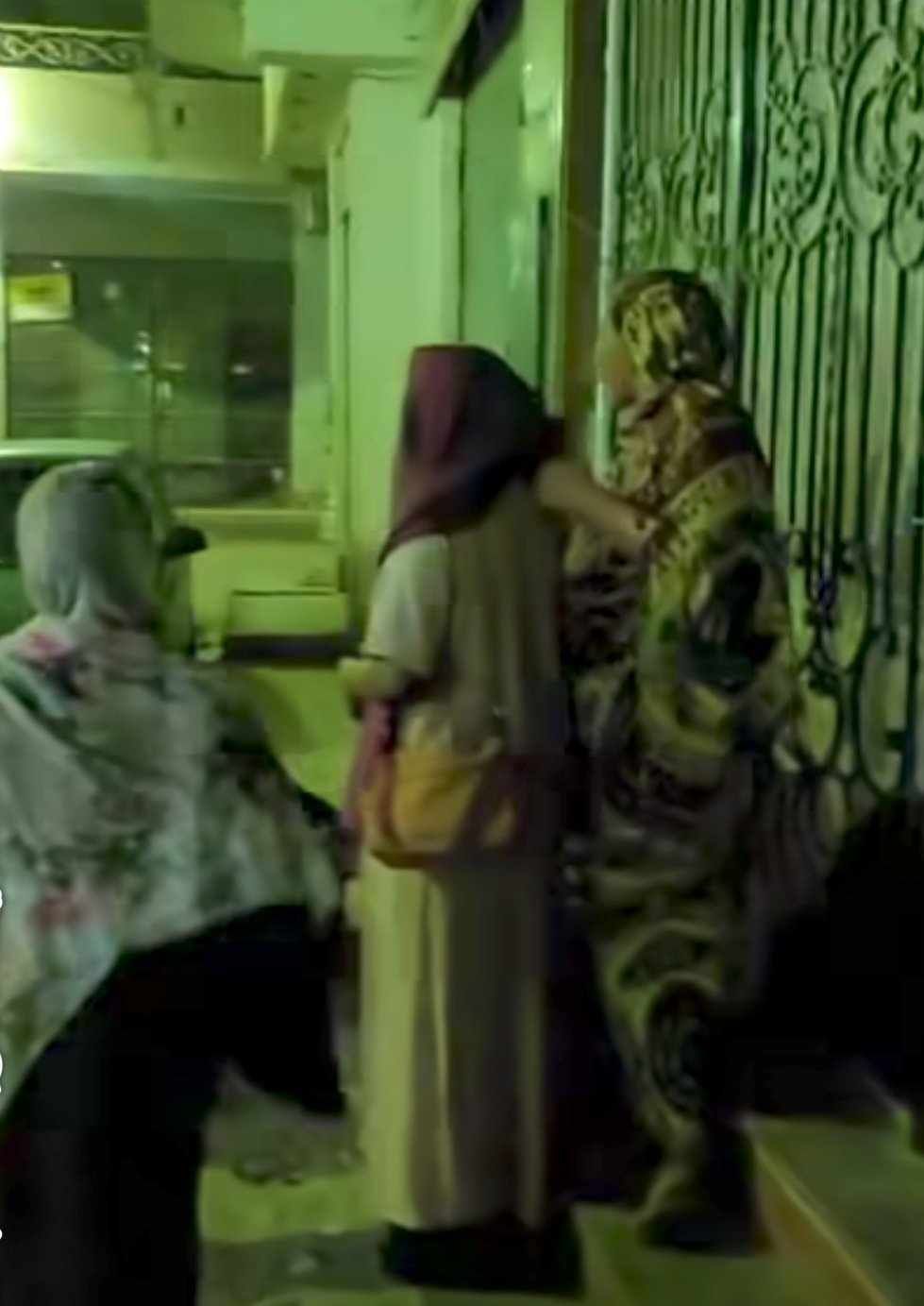 شاهد بالصورة والفيديو.. نساء سودانيات بالقاهرة يهربن من داخل “الشقق” وينزلن الشارع العام خوفاً من “الزلزال” وساخرون: (جنقو مصر حيرتونا)