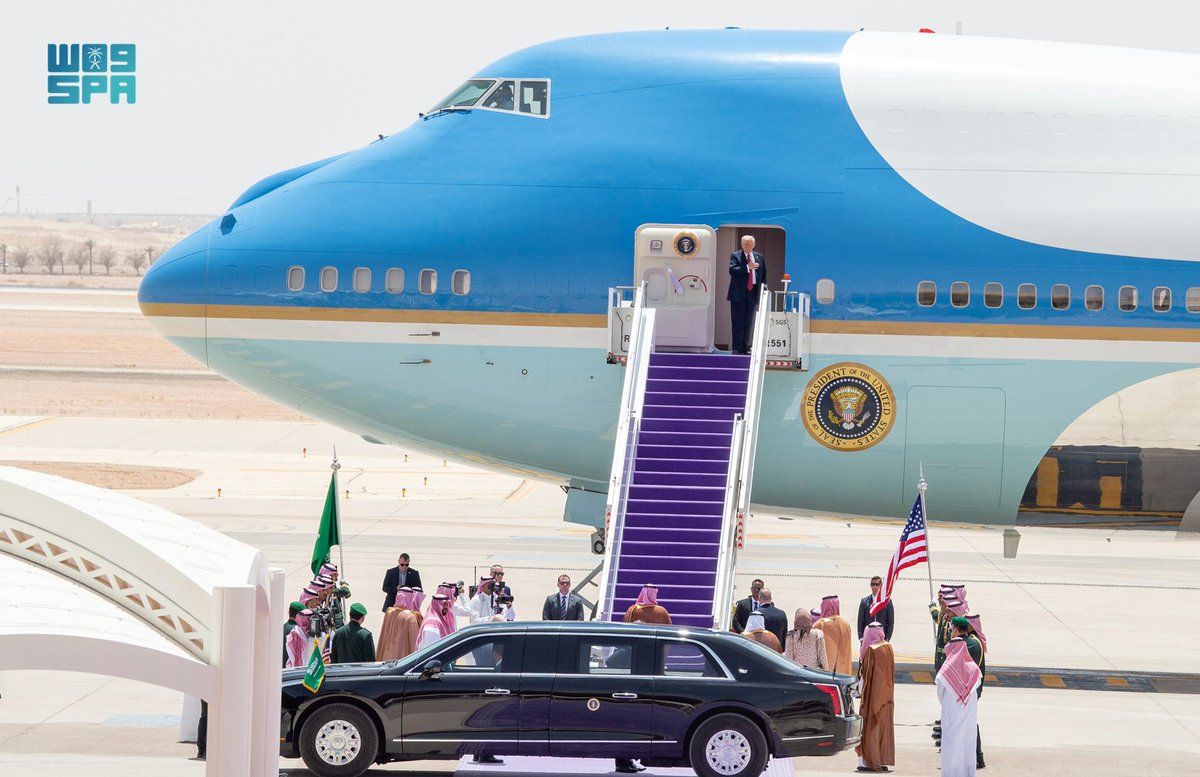 ترامب يغادر الرياض وولي العهد في مقدمة مودعيه.. فيديو وصور