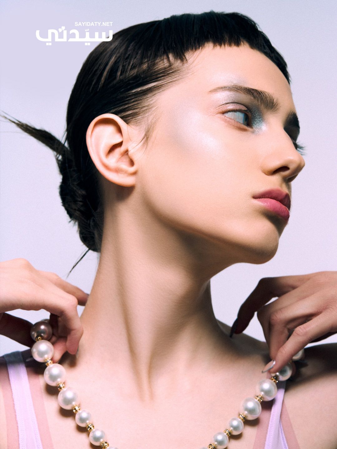 جلسة تصوير خاصة بـ الخليج 365.. مكياج ربيعي بتدرجات معدنية