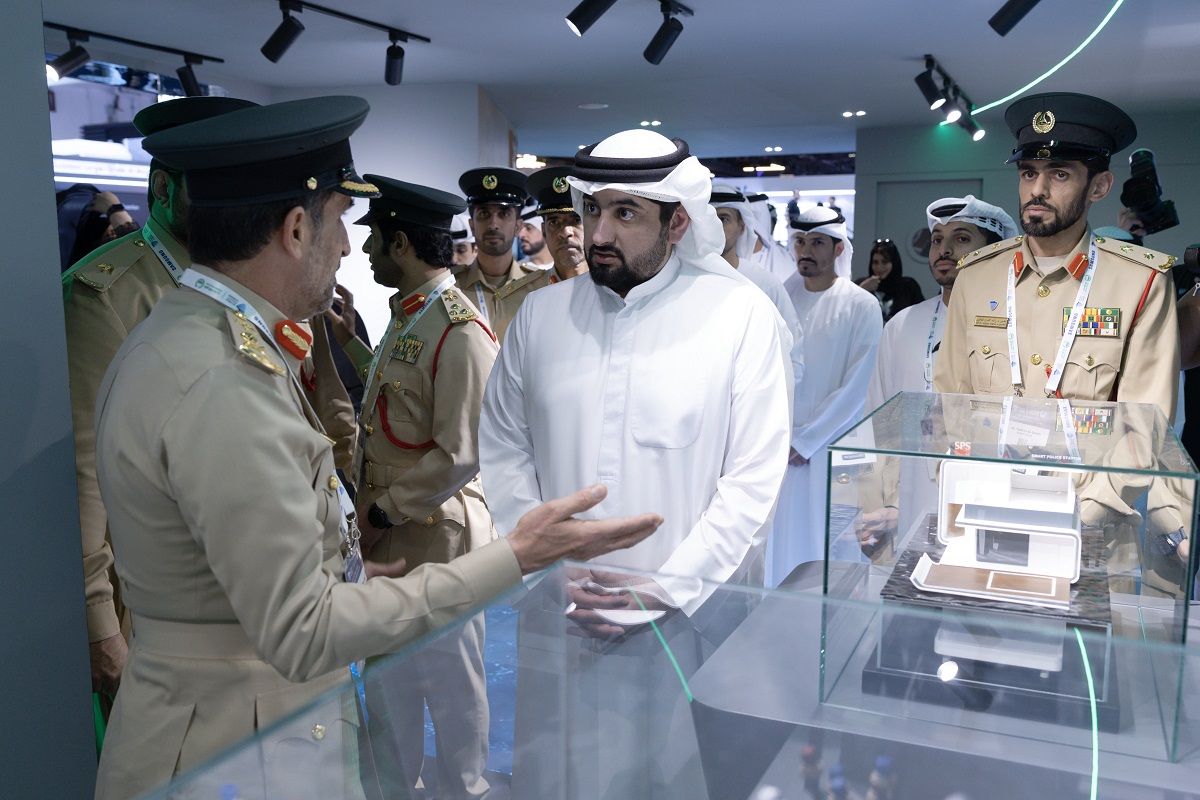 الامارات | أحمد بن محمد يطّلع على سير العمل في "إقامة دبي"
