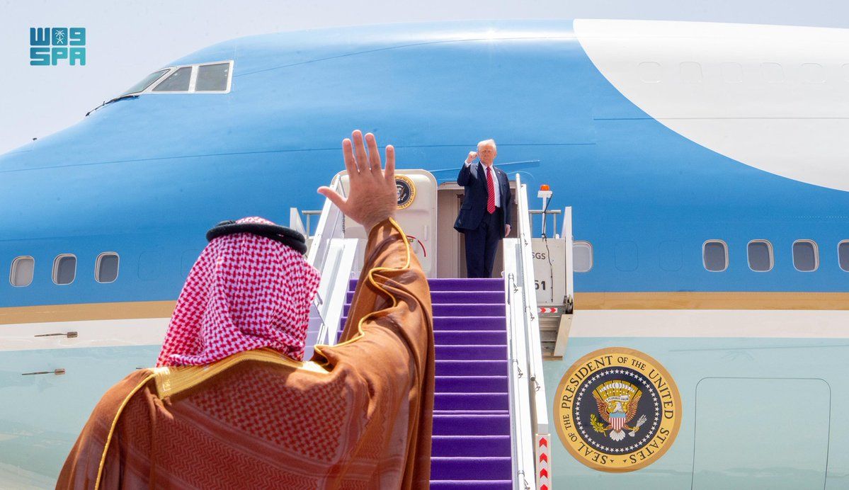 ترامب يغادر الرياض وولي العهد في مقدمة مودعيه.. فيديو وصور