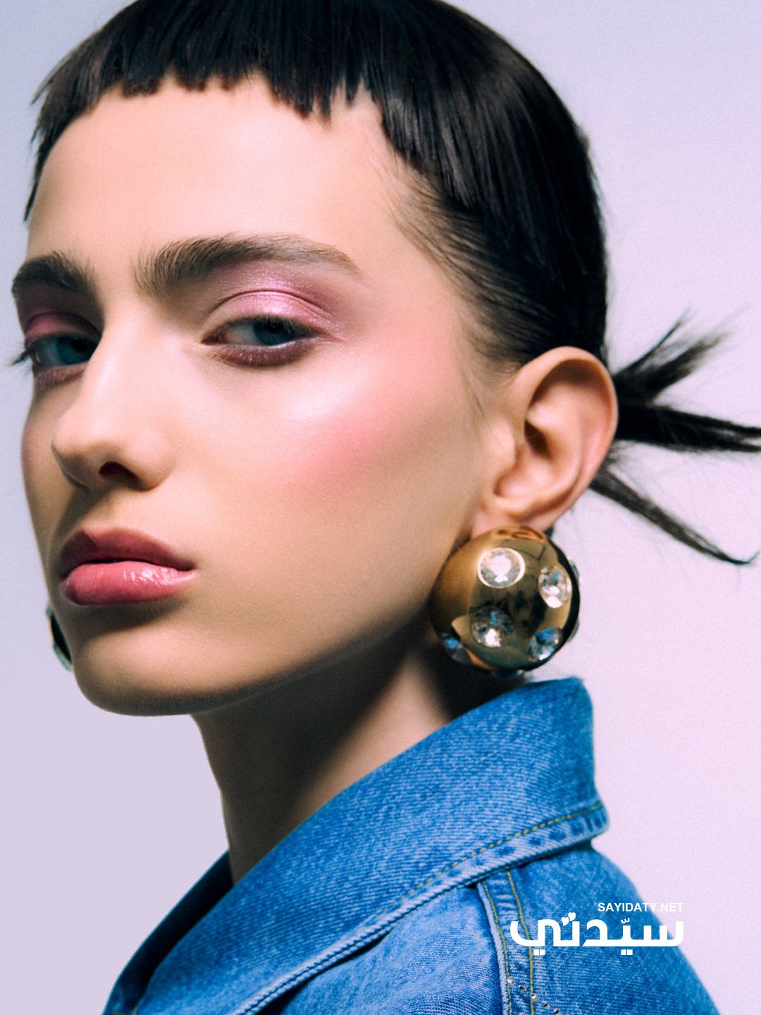 جلسة تصوير خاصة بـ الخليج 365.. مكياج ربيعي بتدرجات معدنية