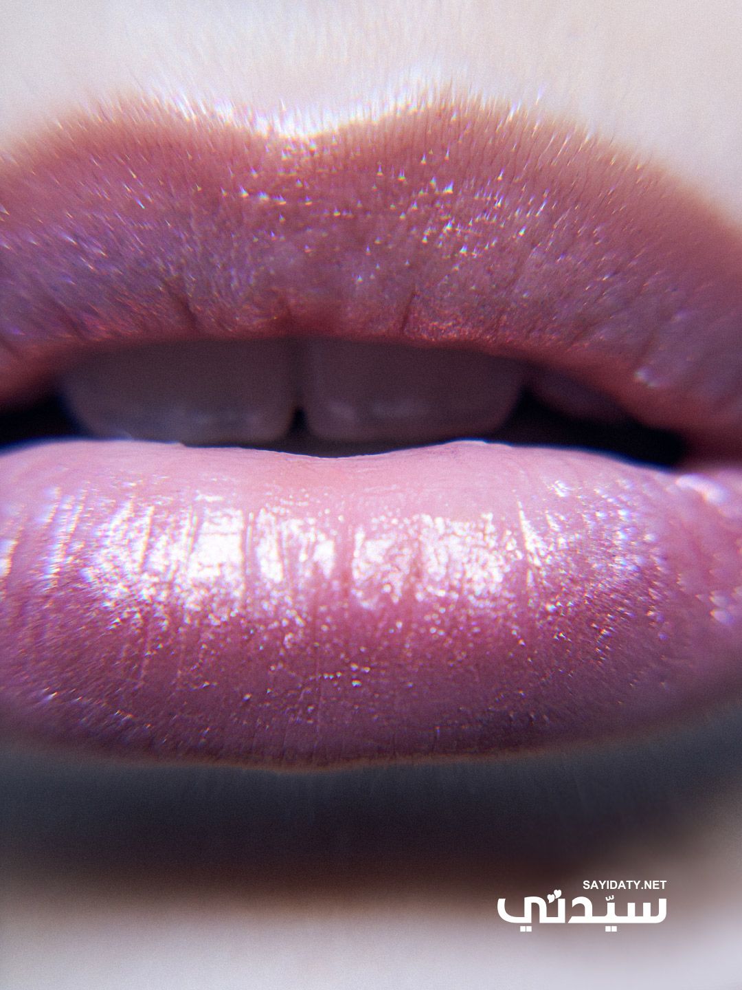 جلسة تصوير خاصة بـ الخليج 365.. مكياج ربيعي بتدرجات معدنية